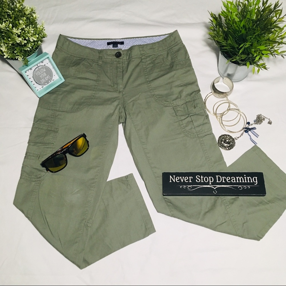 TOMMY HILFIGER CARGO CROPPED PANTS.